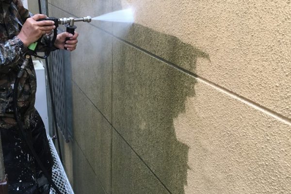 東京都小平市にてALCの外壁の洗浄作業！