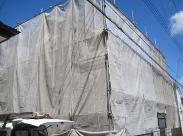 東京都小平市にて外壁塗装用の防護ネット取り付け。