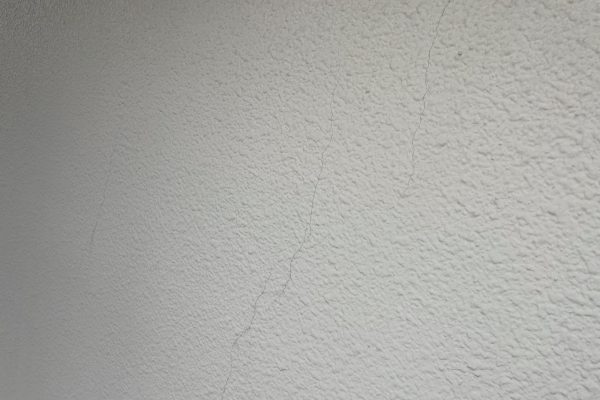 東京都東大和市　Y様邸　外壁塗装工事　クラック補修　外壁カット〜プライマー塗り