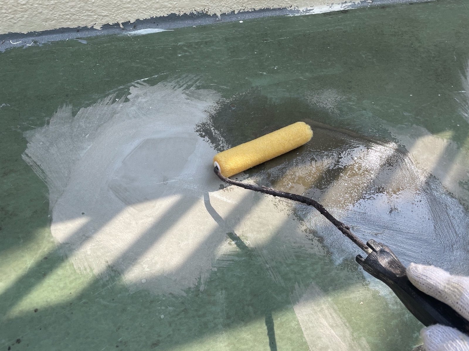 東京都東大和市　Y様邸　防水工事　ベランダ床の下塗り　プライマー塗布