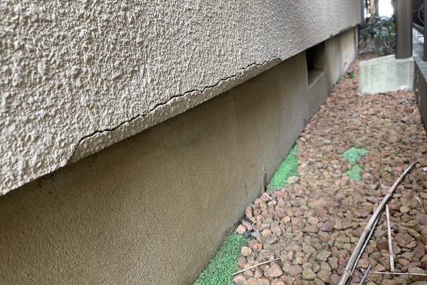 東京都東大和市　S様邸　外壁塗装工事　クラックは早めに修理してください！
