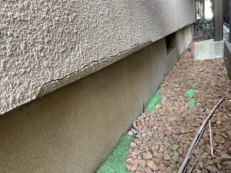 東京都東大和市　S様邸　外壁塗装工事　クラックは早めに修理してください！