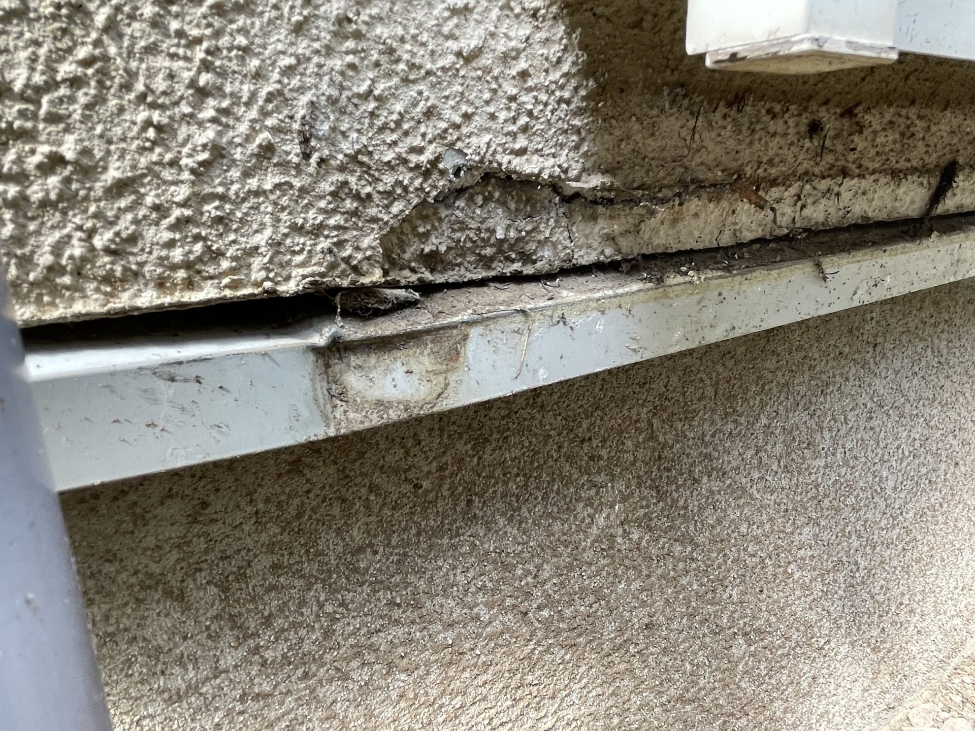 東京都立川市　T様邸　屋根・外壁塗装工事　塗装の剥がれとシーリングの劣化