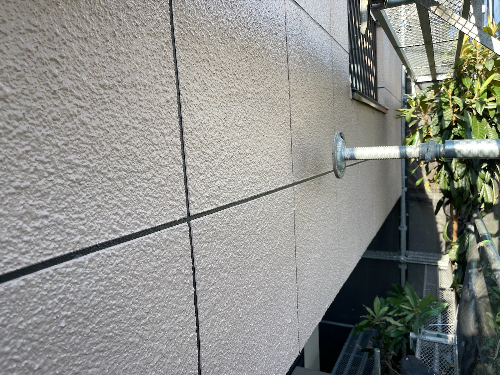 東京都東大和市　S様邸　外壁塗装工事　外壁の下塗りと目地塗装