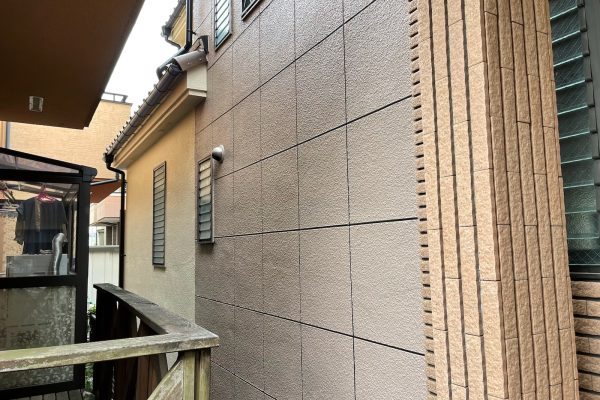 東京都東大和市　S様邸　外壁塗装工事　外壁の中塗りと上塗り　塗料選びはお任せください！