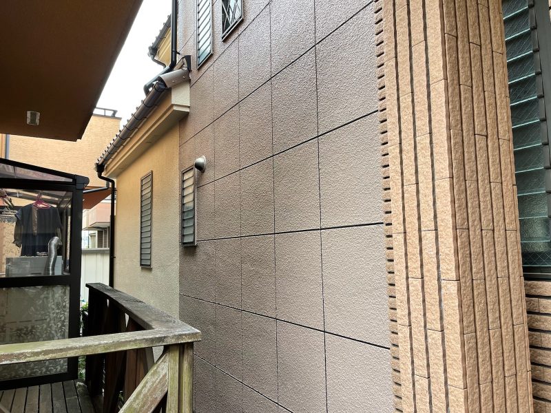 東京都東大和市　S様邸　外壁塗装工事　外壁の中塗りと上塗り　塗料選びはお任せください！