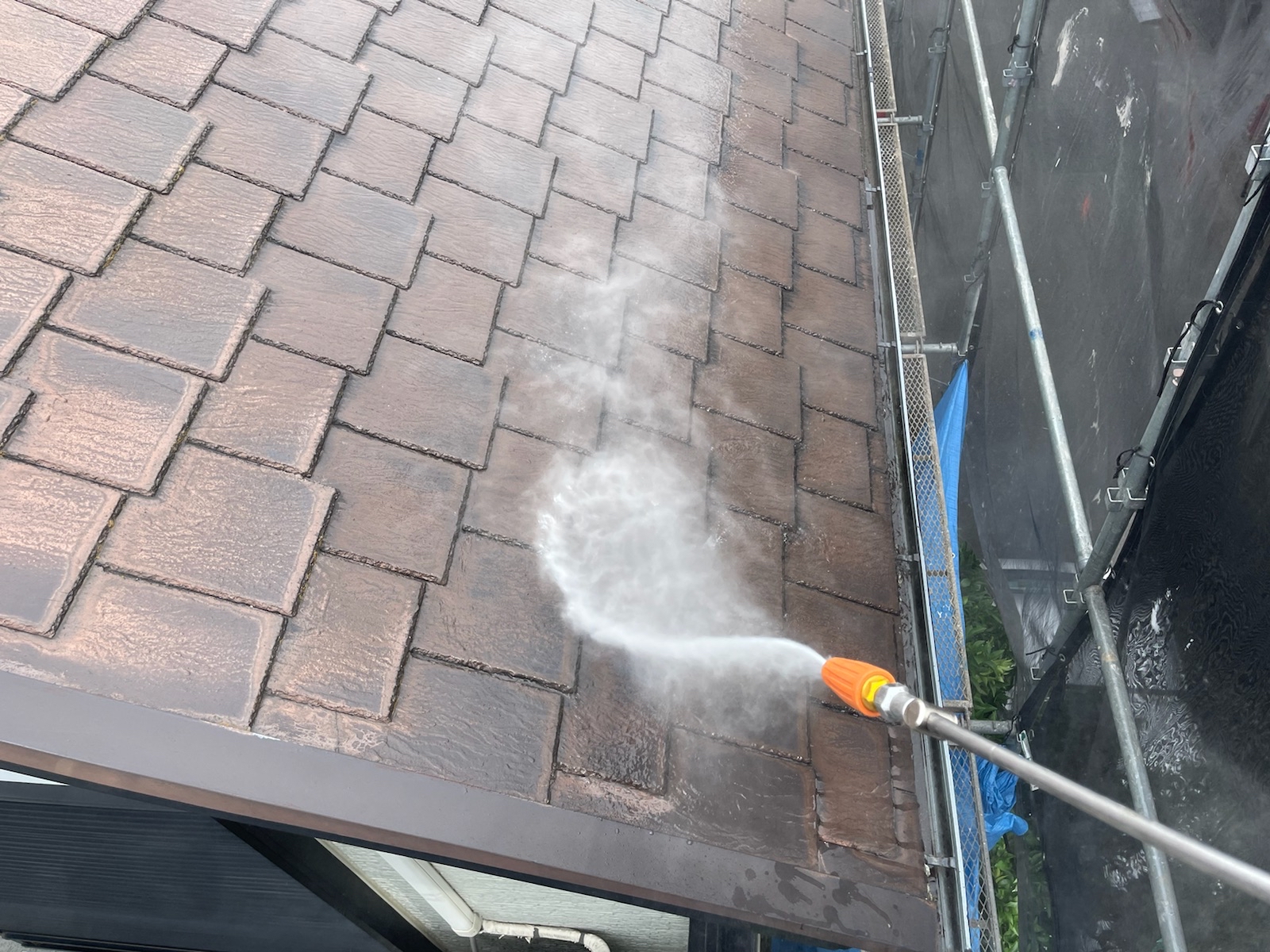 東京都立川市　W様邸　外壁塗装・屋根カバー工事　屋根の高圧洗浄