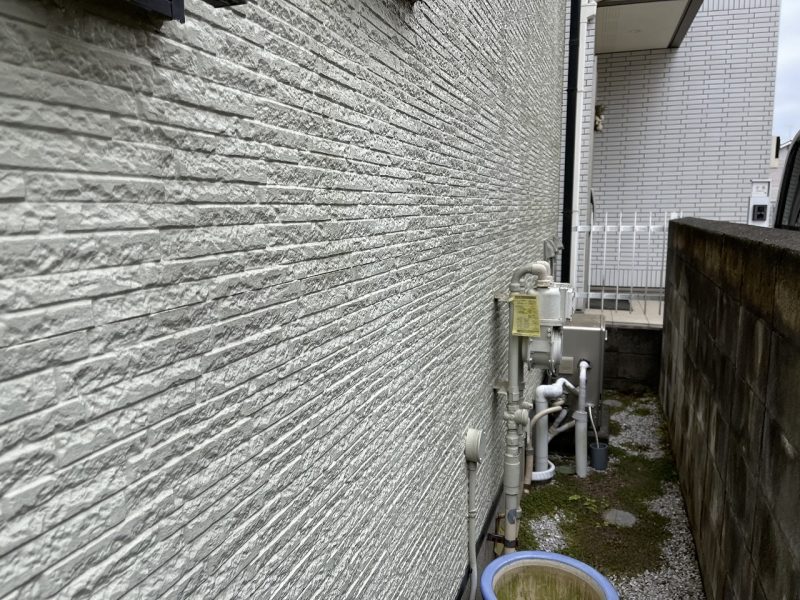 東京都立川市　W様邸　外壁塗装・屋根カバー工事　外壁の下塗り　プレミアムSSシーラープライマー塗布