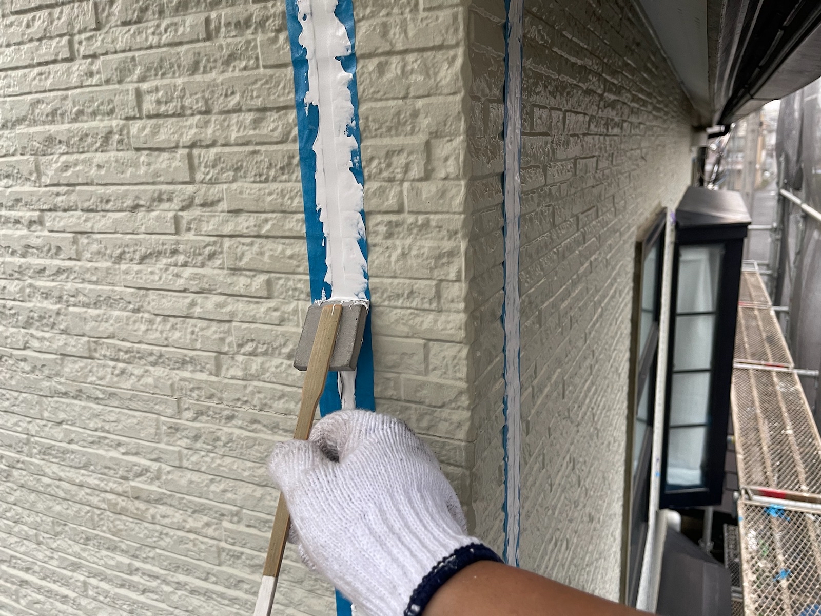 東京都立川市　W様邸　外壁塗装・屋根カバー工事　サイディング目地のコーキング打ち替え