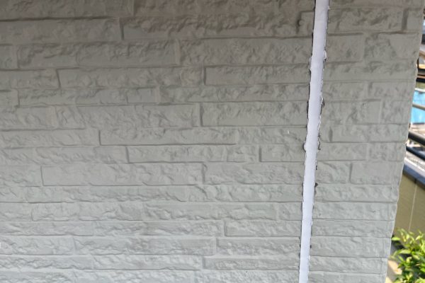 東京都立川市　W様邸　外壁塗装・屋根カバー工事　サイディング目地のコーキング打ち替え
