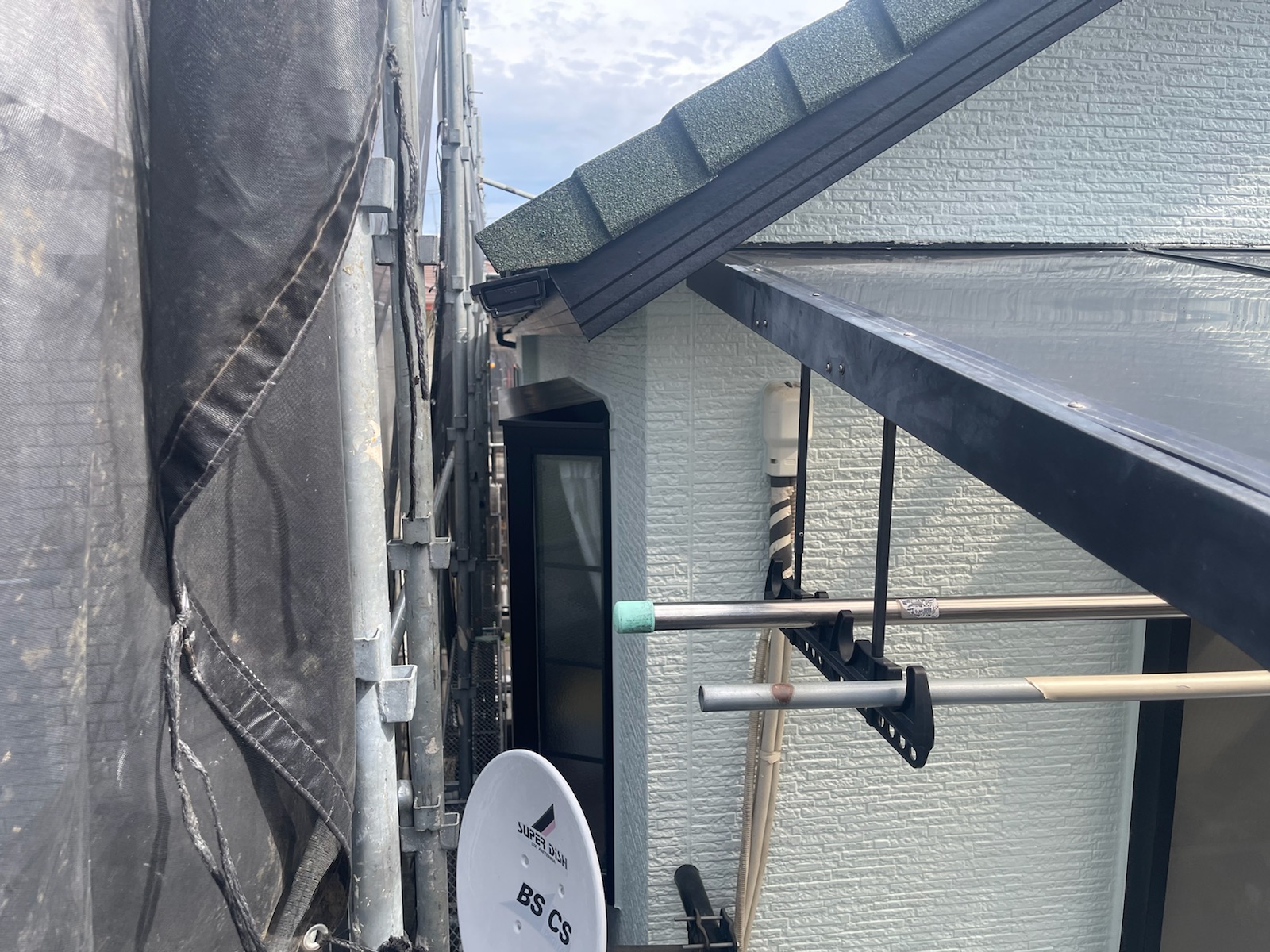 東京都立川市　W様邸　外壁塗装・屋根カバー工事　付帯部　破風板の上塗り作業