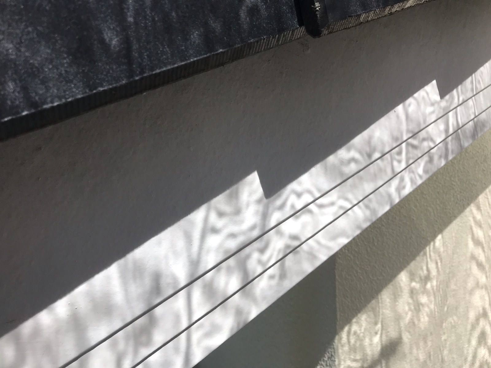 東京都東村山市　O様邸　外壁塗装工事　付帯部　破風板のケレン作業
