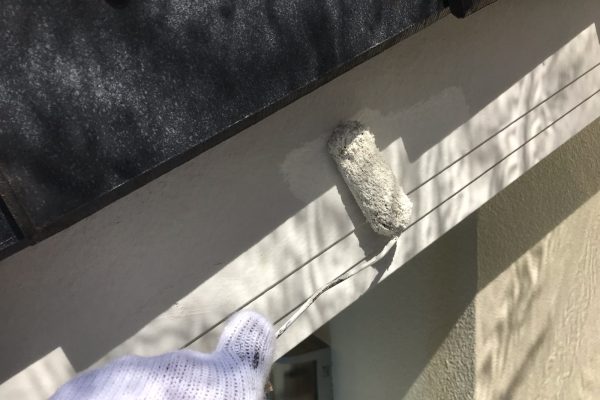 東京都東村山市　O様邸　外壁塗装工事　付帯部　破風板の仕上げ塗装