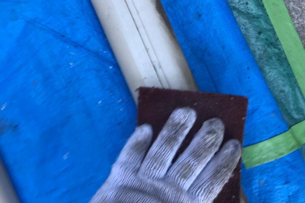東京都東村山市　O様邸　外壁塗装工事　エアコンカバーの塗装　下地処理のケレン作業