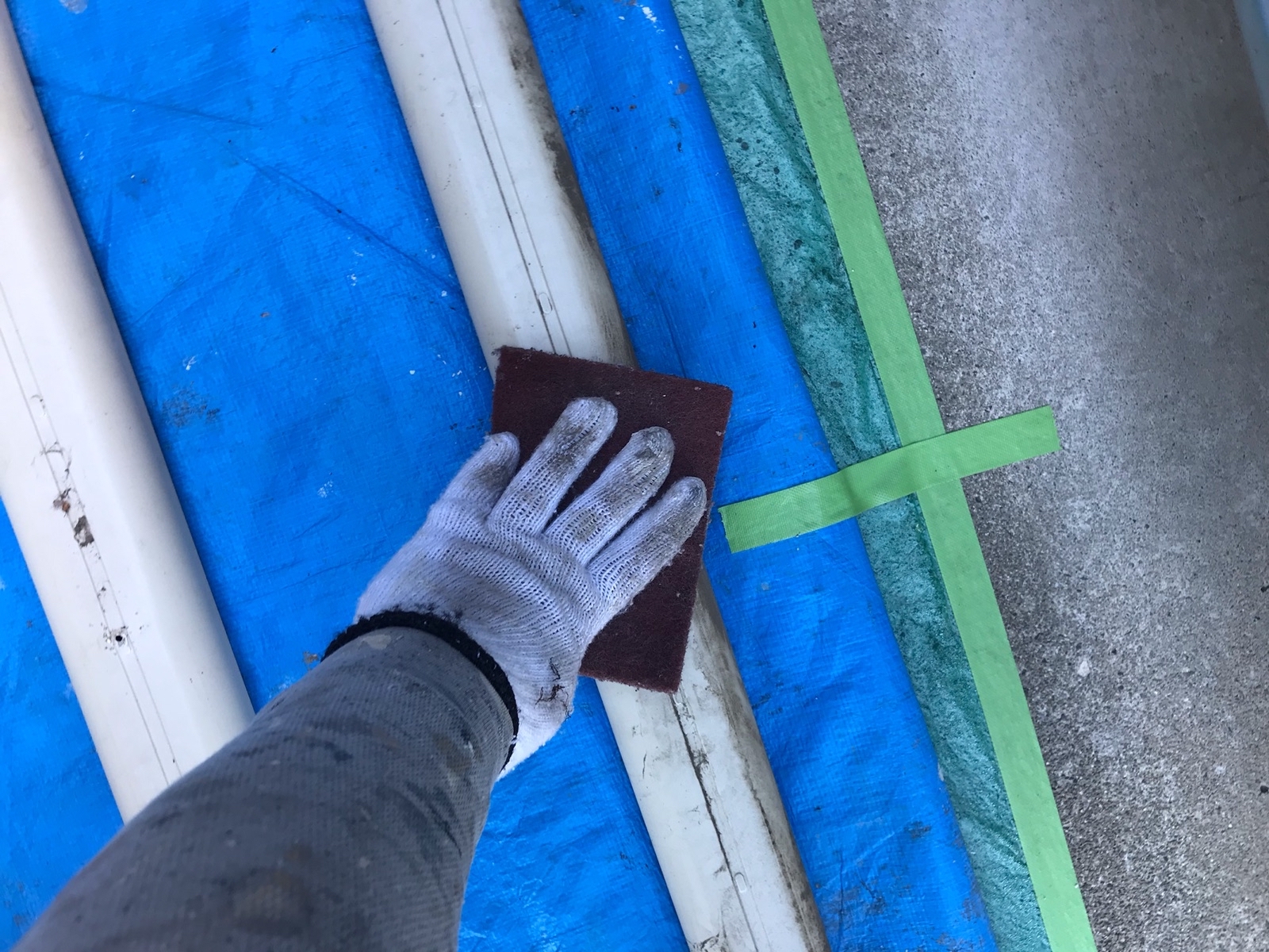東京都東村山市　O様邸　外壁塗装工事　エアコンカバーの塗装　下地処理のケレン作業
