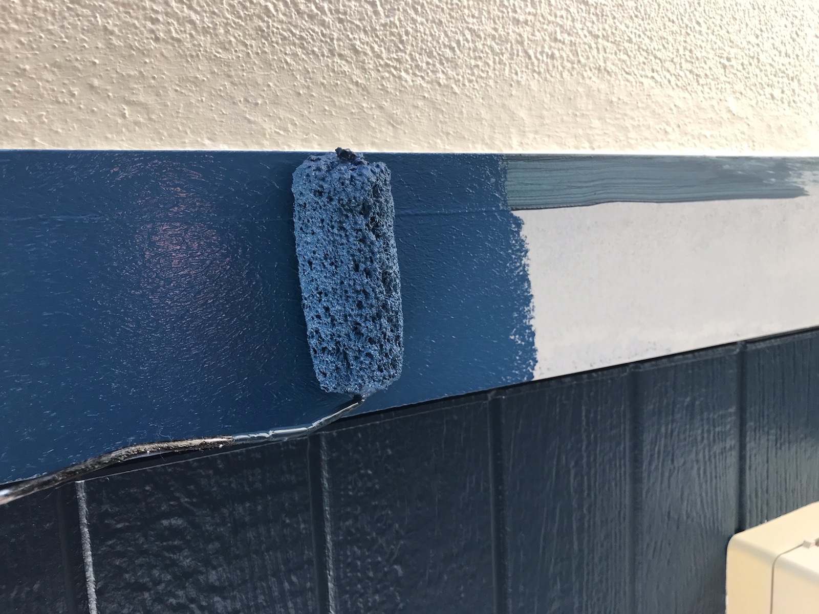 東京都東村山市　O様邸　外壁塗装工事　付帯部　帯板の仕上げ塗装