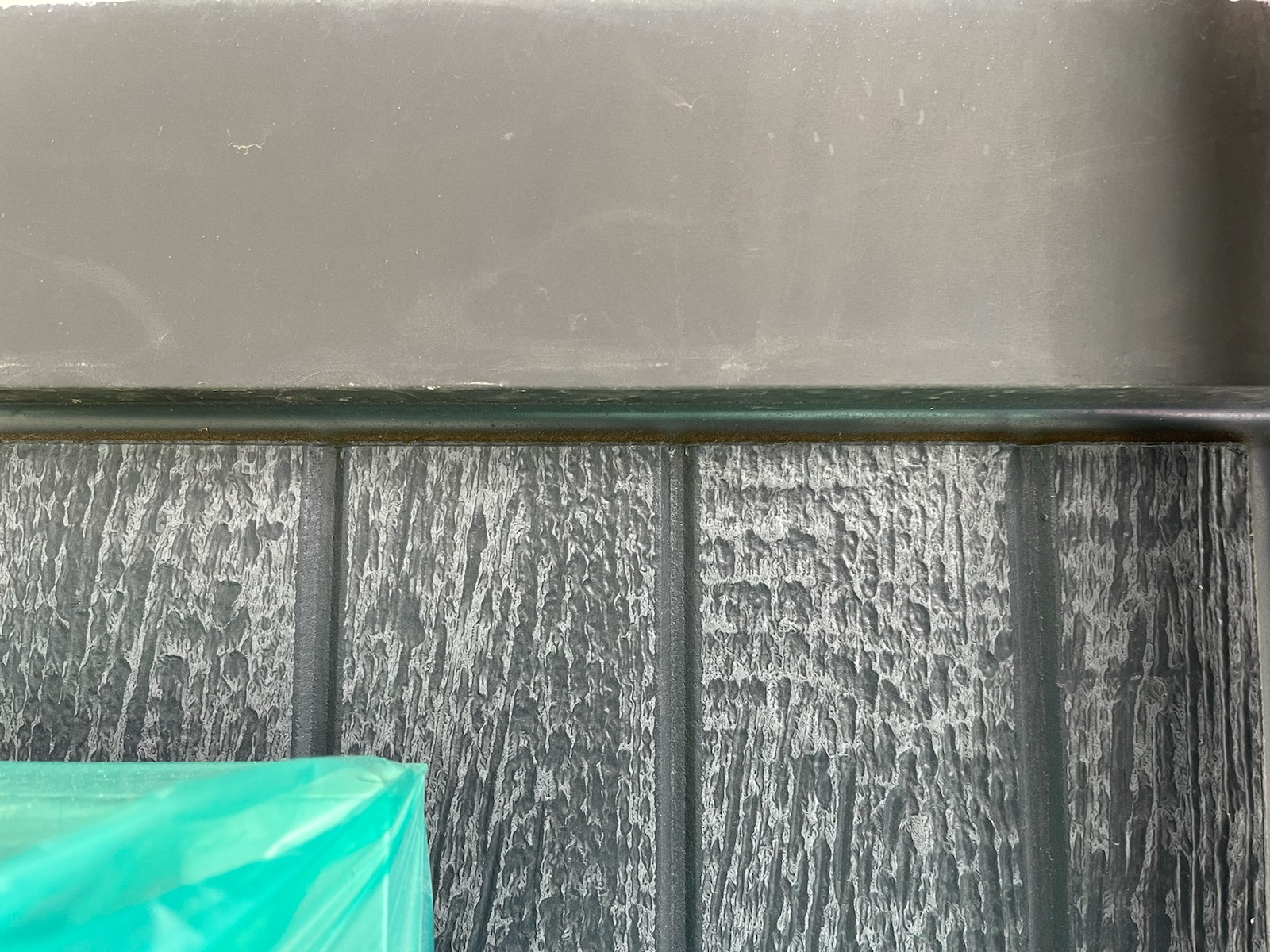 東京都東村山市　O様邸　外壁塗装工事　付帯部　帯板のケレン作業