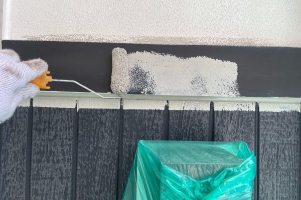 東京都東村山市　O様邸　外壁塗装工事　付帯部　帯板の下塗り作業