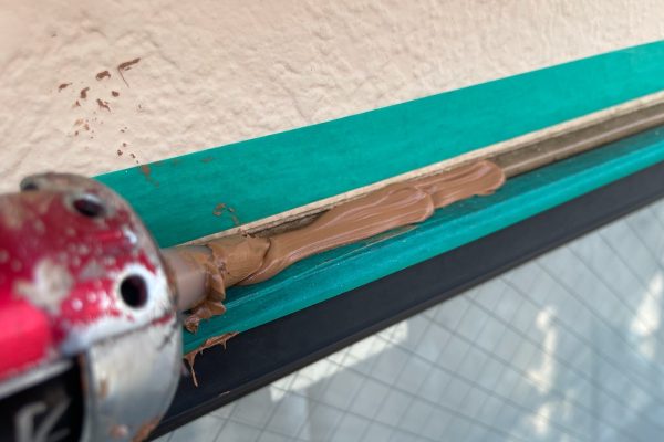 東京都国分寺市　K様邸　外壁塗装・屋根カバー工事　窓のコーキング増し打ち工事