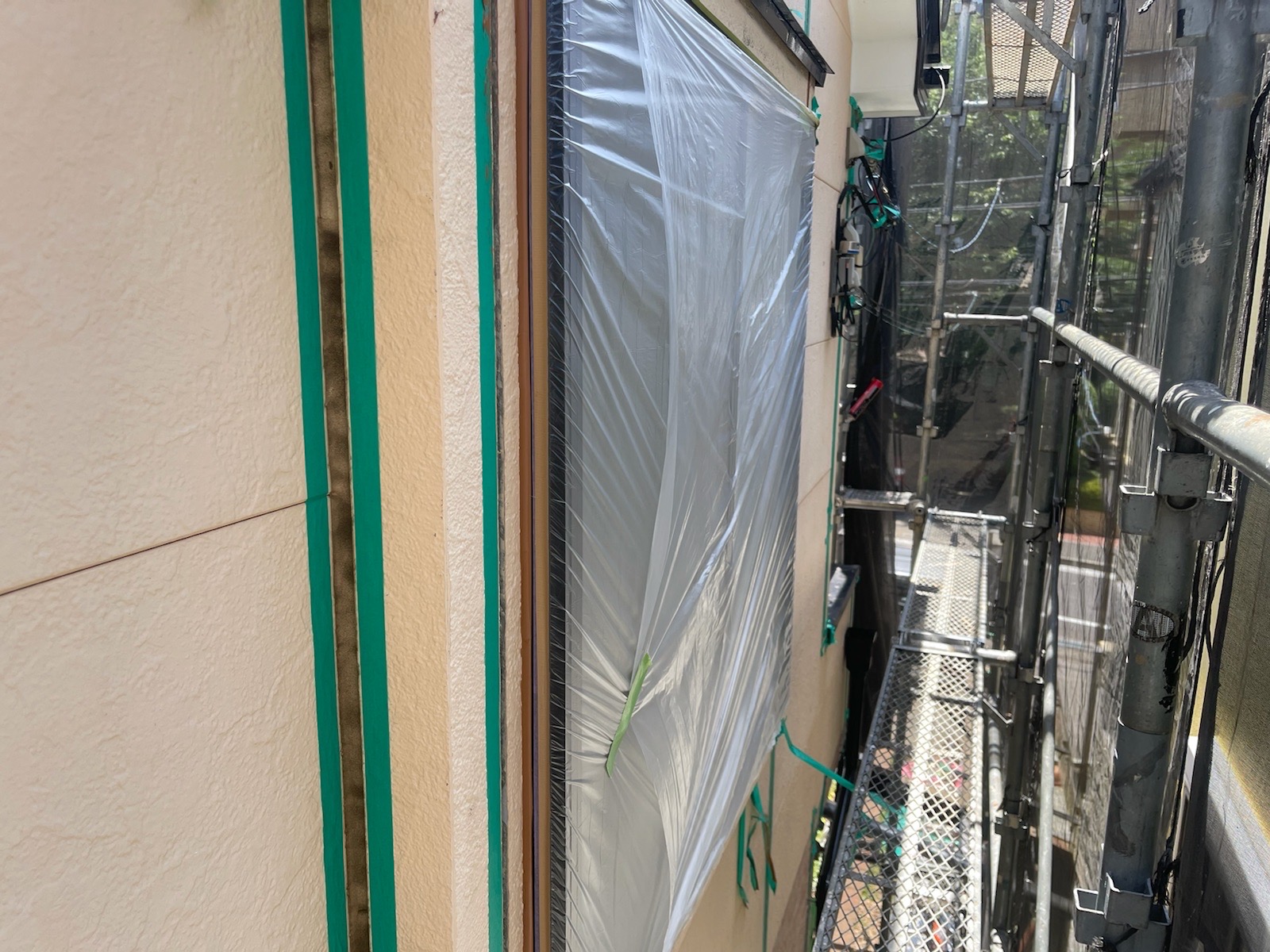東京都国分寺市　K様邸　外壁塗装・屋根カバー工事　窓のコーキング増し打ち工事