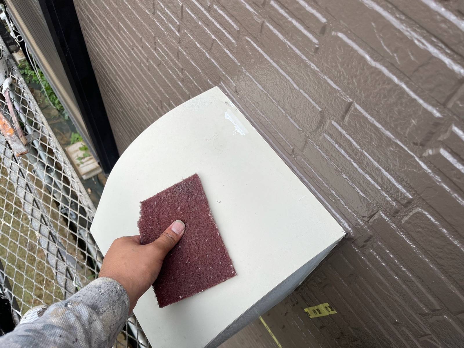東京都国分寺市　K様邸　外壁塗装・屋根カバー工事　屋外フードのケレン作業