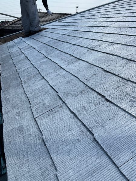東京都東大和市　M様邸　屋根・外壁塗装工事　屋根の下塗り　シーラー塗布