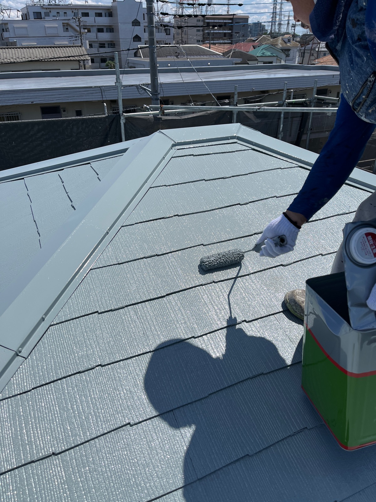 東京都東大和市　M様邸　屋根・外壁塗装工事　屋根の中塗り〜上塗り　遮熱塗料を採用しました！