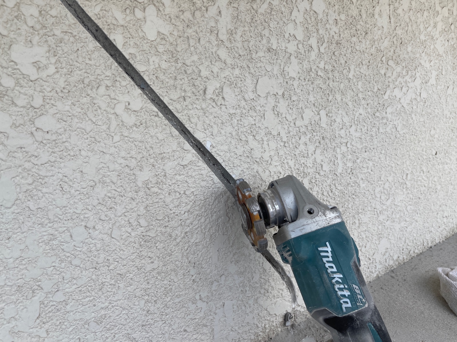 東京都東大和市　M様邸　屋根・外壁塗装工事　外壁クラック補修を行いました！