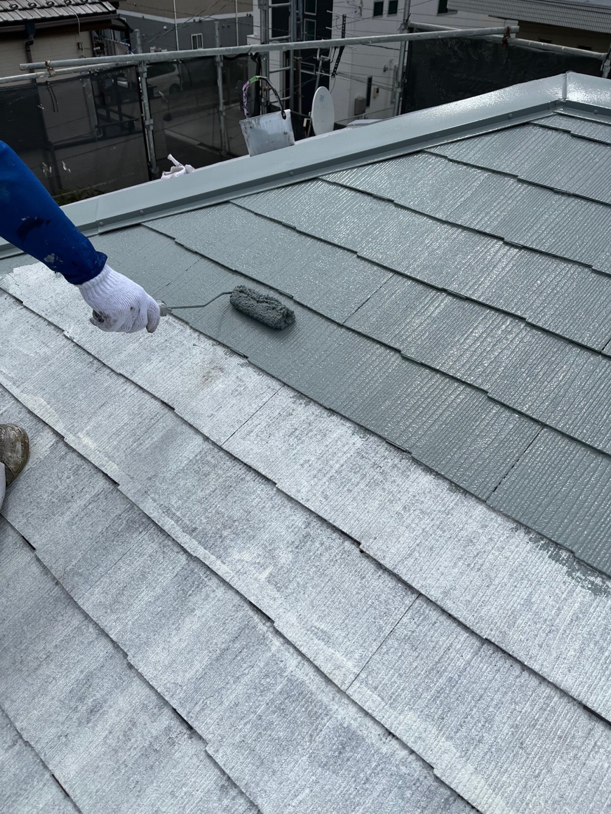 東京都東大和市　M様邸　屋根・外壁塗装工事　屋根の中塗り〜上塗り　遮熱塗料を採用しました！