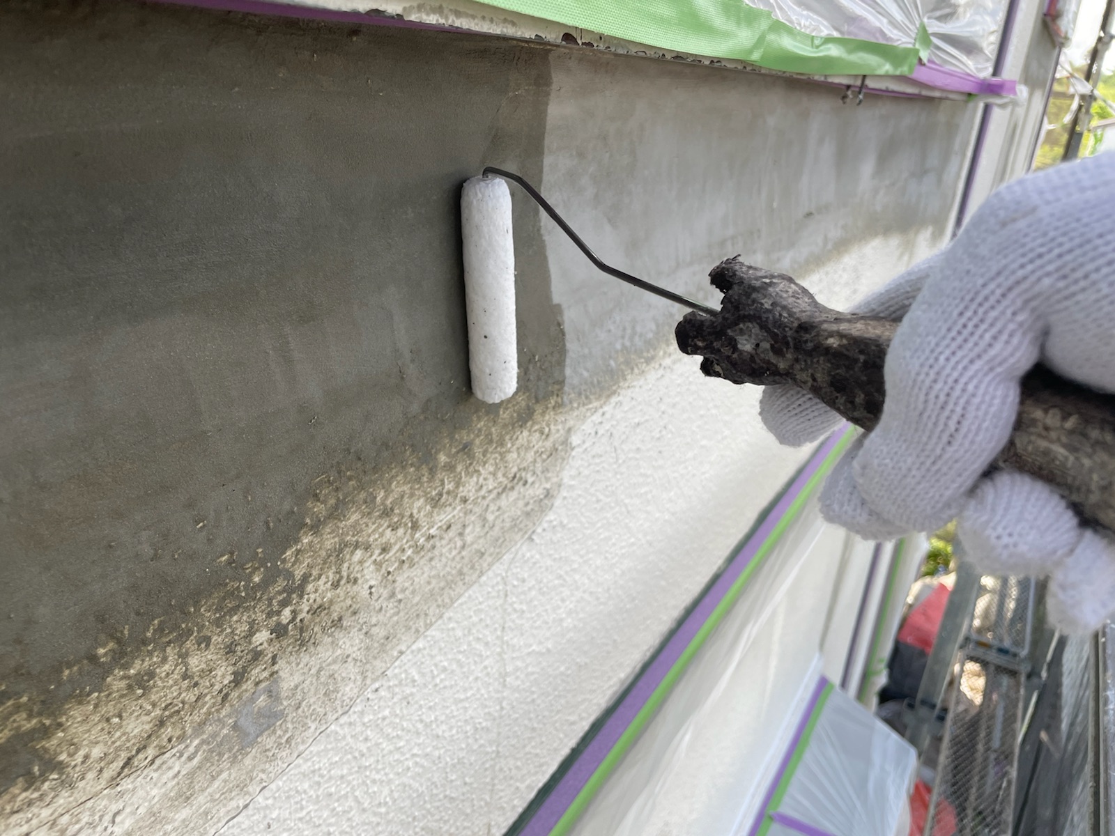 東京都東大和市　A様邸　屋根・外壁塗装工事　外壁補修部の下塗り　シーラー塗布