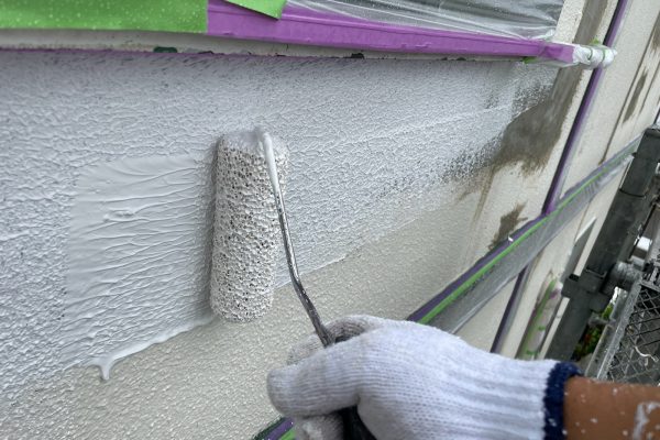 東京都東大和市　A様邸　屋根・外壁塗装工事　外壁補修部の下塗り　シーラー塗布