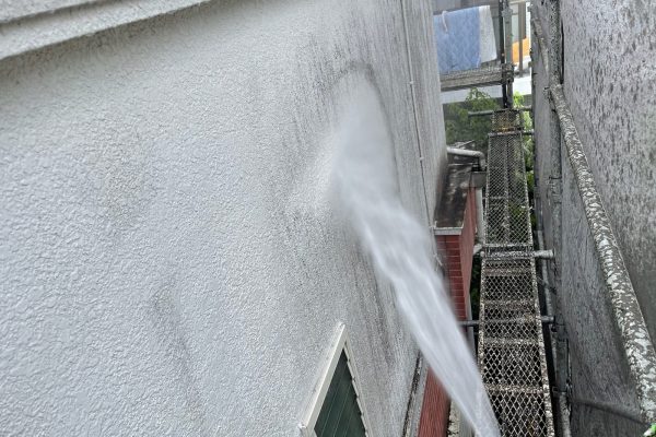 東京都東大和市　O様邸　屋根塗装・外壁塗装工事　下地処理　高圧洗浄作業
