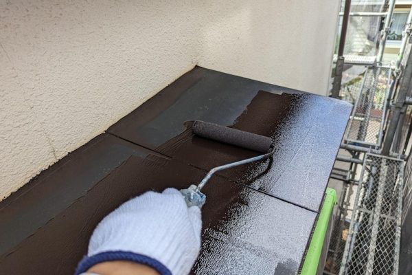東京都東大和市　貸家　屋根塗装・外壁塗装工事　付帯部　霧除け庇の上塗りと幕板のケレン