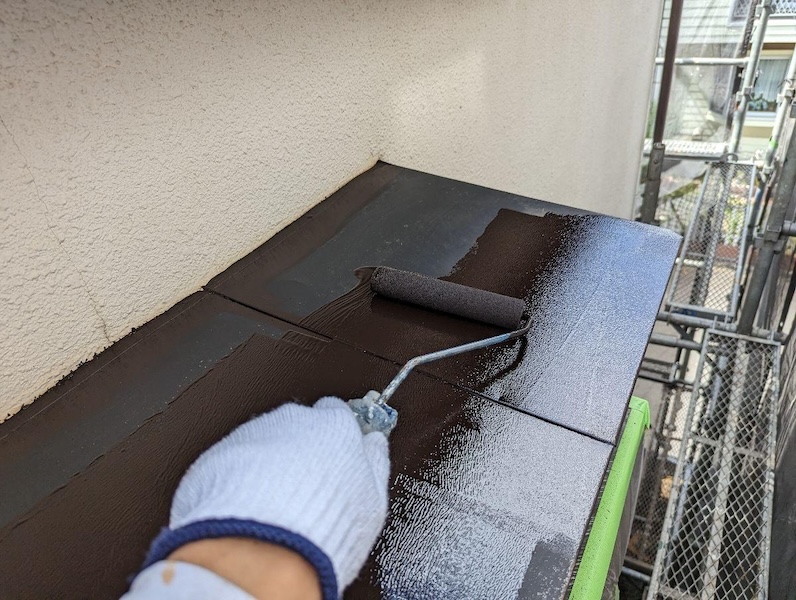 東京都東大和市　貸家　屋根塗装・外壁塗装工事　付帯部　霧除け庇の上塗りと幕板のケレン