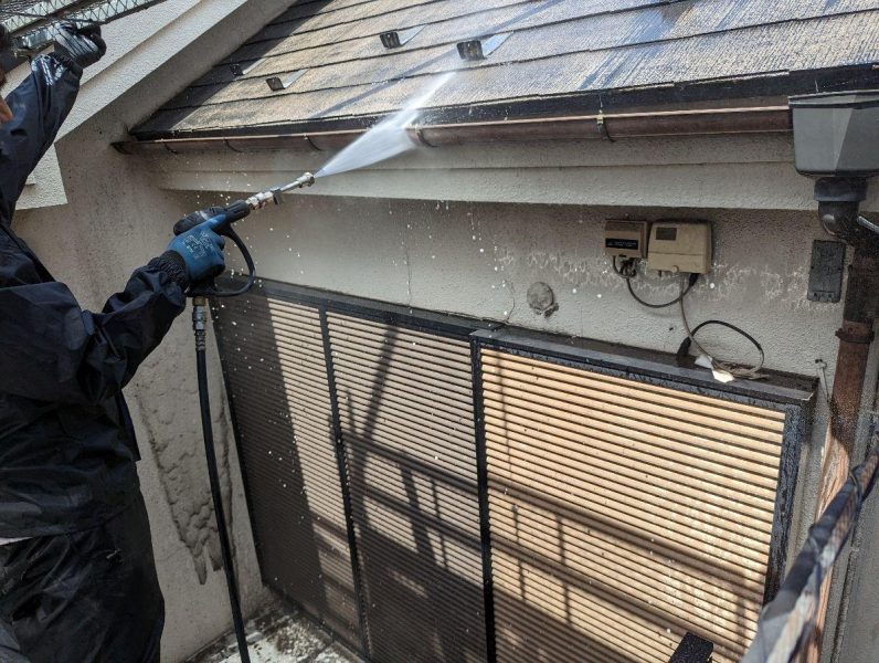 東京都東大和市　貸家　屋根塗装・外壁塗装工事　下地処理　高圧洗浄作業