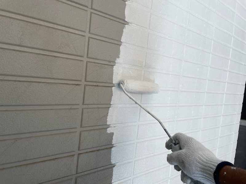 東京都東大和市　貸家　屋根塗装・外壁塗装工事　付帯部　幕板の上塗りと外壁の下塗り