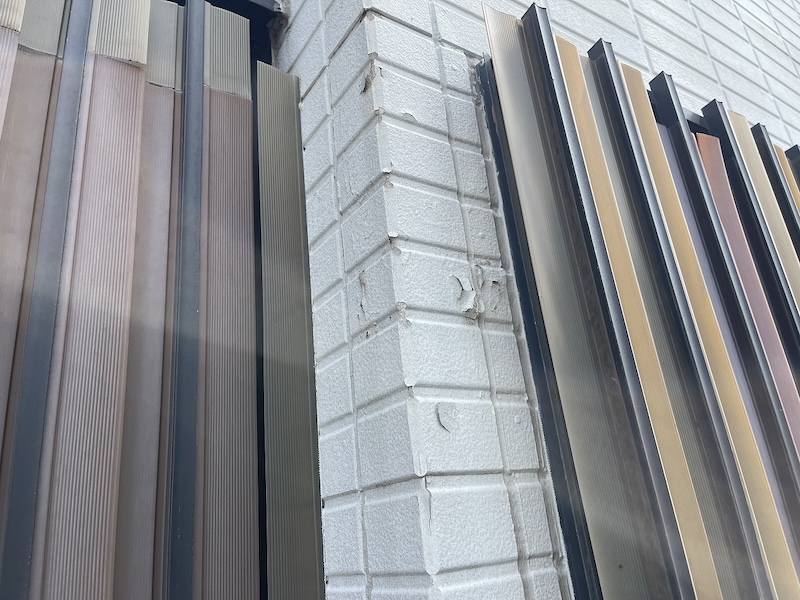 東京都東大和市　貸家　屋根塗装・外壁塗装工事　付帯部　幕板の上塗りと外壁の下塗り