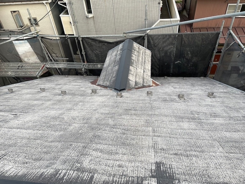 東京都東大和市　貸家　屋根塗装・外壁塗装工事　棟板金のシーリング処理