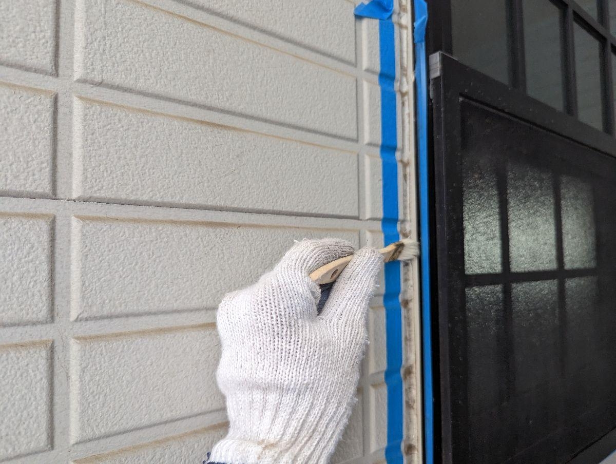 東京都東大和市　貸家　屋根塗装・外壁塗装工事　開口部と霧除けのシーリング打ち工事