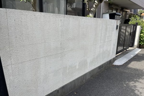 東京都東大和市　貸家　屋根塗装工事・外壁塗装工事　施工前　クラックは早めに修理することが大事！
