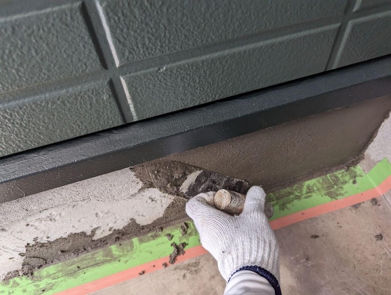東京都東大和市　貸家　屋根塗装・外壁塗装工事　基礎化粧モルタルの補修