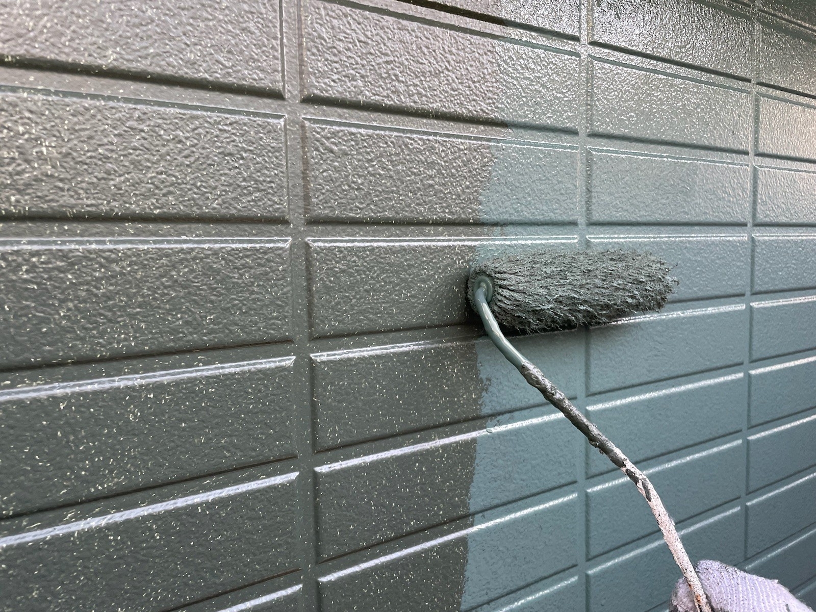東京都東大和市　貸家　屋根塗装・外壁塗装工事　外壁の上塗り　プラチナリファイン2000MF-IR仕上げ
