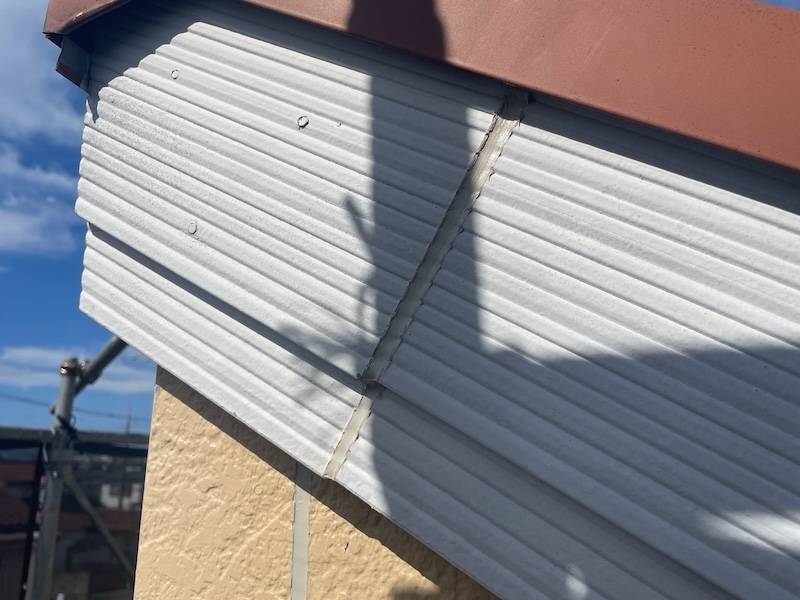 東京都武蔵村山市　S様邸　屋根カバー工事・外壁塗装工事　破風板接合部のシーリング処理