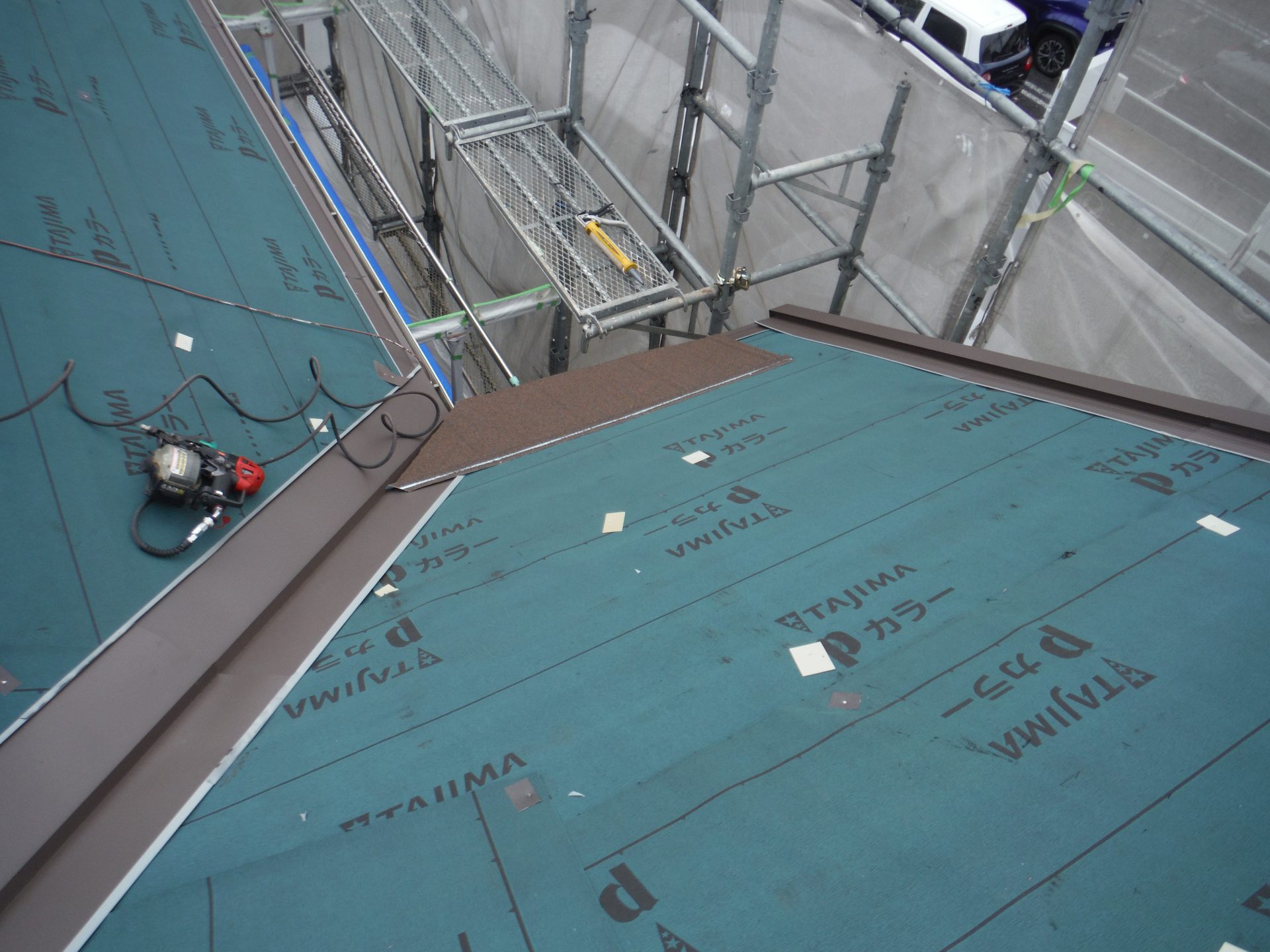 屋根カバー工法の工事の流れと施工方法を解説！