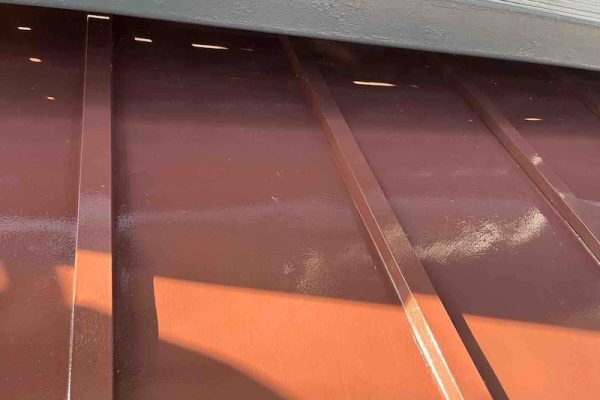 東京都東大和市　O様邸　屋根・外壁塗装工事　瓦棒屋根の上塗り
