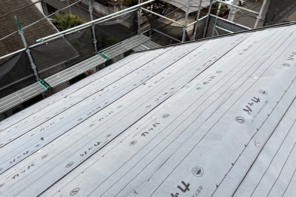 東京都東大和市｜屋根カバー工法 改質アスファルトルーフィングを敷きました
