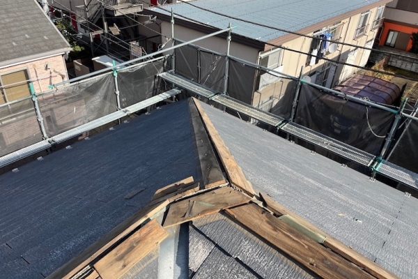 東京都東大和市｜屋根工事 足場組み立て設置〜既存棟板金の撤去までをレポート