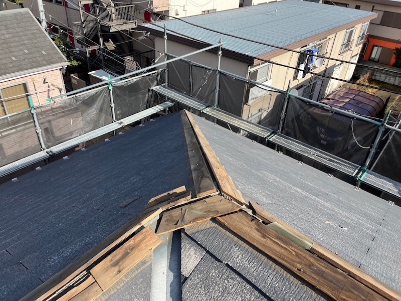 東京都東大和市｜屋根工事 足場組み立て設置〜既存棟板金の撤去までをレポート
