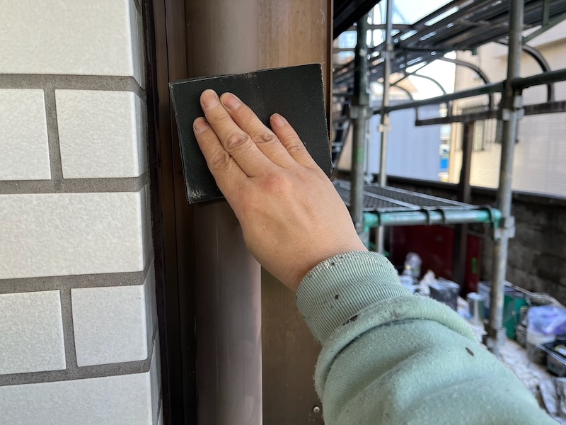 色褪せた雨樋を塗装 下地処理 ケレン〜上塗り｜東京都立川市