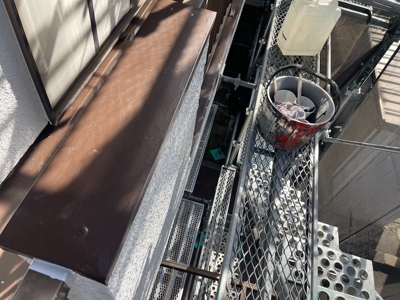 ベランダ笠木の錆止め塗装〜上塗りまで行いました！｜東京都立川市